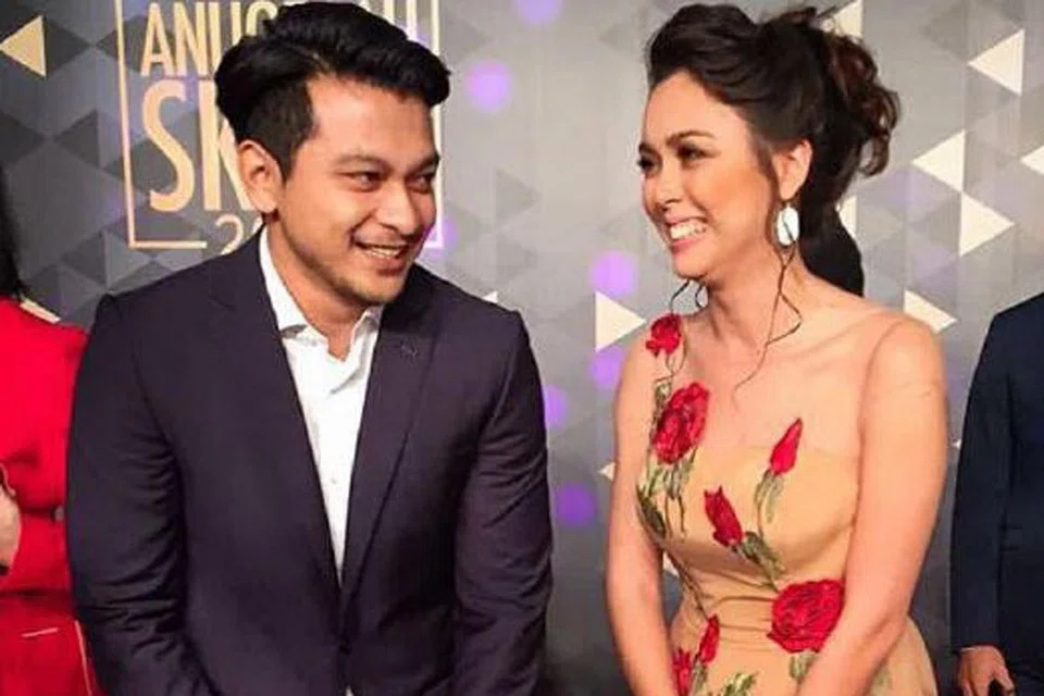 AKHIRNYA MIA DAN KHUZAIRI BERSAMA?: Siti Saleha, yang membawa watak 'Mia', diapit pelakon gandingannya dalam siri 'berhantu' '7 Hari Mencintaiku', Shukri Yahaya. - Foto BHM
