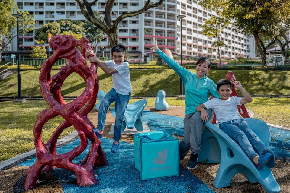 Cik Nur Sharmin gembira dapat sering menemani anak-anaknya bermain kerana masa pekerjaannya yang fleksibel.