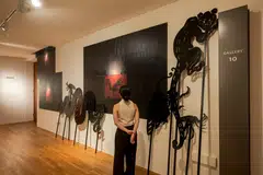 Tema bagi episod pertama ialah ‘Bayangan – Meneliti perbualan antara alam dan teknologi’. Karya komisen artis Malaysia, Sharon Chin, yang bertajuk Creatures on the Move (In the Death of Night), ia menampilkan papan haiwan yang digunakan dalam protes jalanan Chin terhadap keadilan iklim. Dengan menggunakan papan tanda, Chin melemparkan bayangan haiwan yang terdapat di kebunnya pada latar belakang kilang minyak untuk menggambarkan perbualan antara pembangunan negara dan pemeliharaan ekologi.