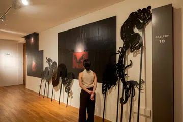 Tema bagi episod pertama ialah ‘Bayangan – Meneliti perbualan antara alam dan teknologi’. Karya komisen artis Malaysia, Sharon Chin, yang bertajuk Creatures on the Move (In the Death of Night), ia menampilkan papan haiwan yang digunakan dalam protes jalanan Chin terhadap keadilan iklim. Dengan menggunakan papan tanda, Chin melemparkan bayangan haiwan yang terdapat di kebunnya pada latar belakang kilang minyak untuk menggambarkan perbualan antara pembangunan negara dan pemeliharaan ekologi.