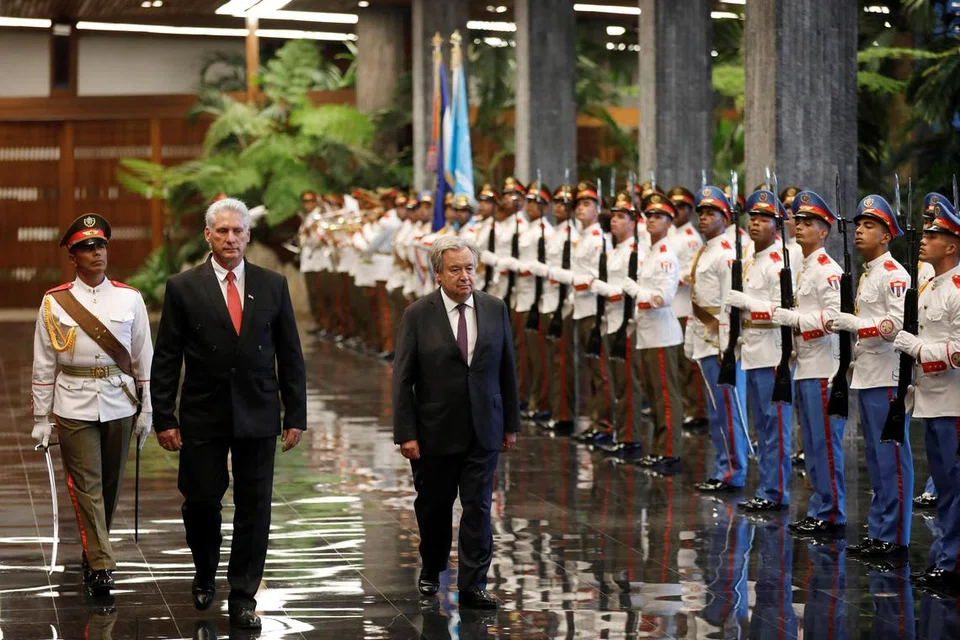 LAKAR JALAN BARU: Presiden Cuba, Encik Miguel Diaz Canel (dua dari kiri), dan Setiausaha Agung Pertubuhan Bangsa-Bangsa Bersatu (PBB), Encik Antonio Guterres, memeriksa barisan kehormat ketika upacara rasmi di Istana Revolusi di Havana, Cuba, sempena Sidang Puncak G77+China pada Khamis.