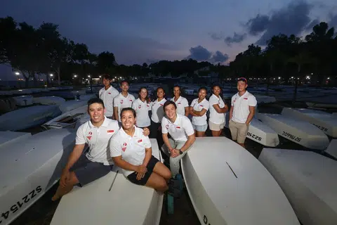 TINGKAT PUNGUTAN: Pelayar Singapura (depan, dari kiri) Justin Liu, Denise Lim, Maximilian Maeder, (belakang, dari kiri) Elkan Oh, Isaac Goh, Keira Carlyle, Marsha Shahrin, Victoria Chan, Kimberly Lim, Cecilia Low, Ryan Lo, berharap dapat memperbaiki prestasi mereka. 