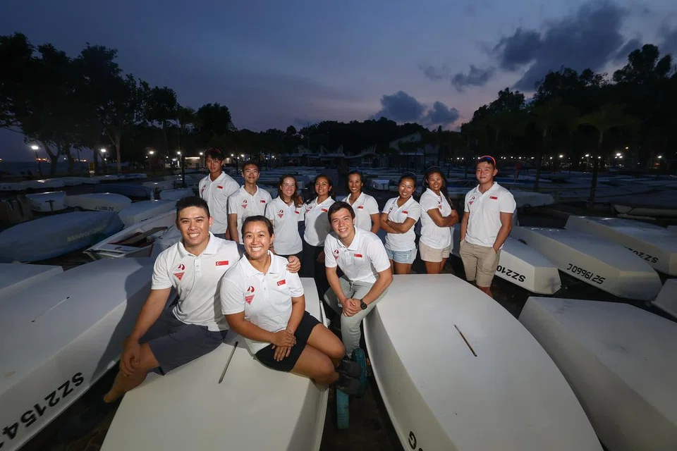 TINGKAT PUNGUTAN: Pelayar Singapura (depan, dari kiri) Justin Liu, Denise Lim, Maximilian Maeder, (belakang, dari kiri) Elkan Oh, Isaac Goh, Keira Carlyle, Marsha Shahrin, Victoria Chan, Kimberly Lim, Cecilia Low, Ryan Lo, berharap dapat memperbaiki prestasi mereka. 