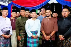 Menteri Besar Johor, Datuk Onn Hafiz Ghazi (tengah), bersama golongan belia ketika majlis berbuka puasa di kediaman rasmi Menteri Besar Johor di Saujana, Johor Bahru.