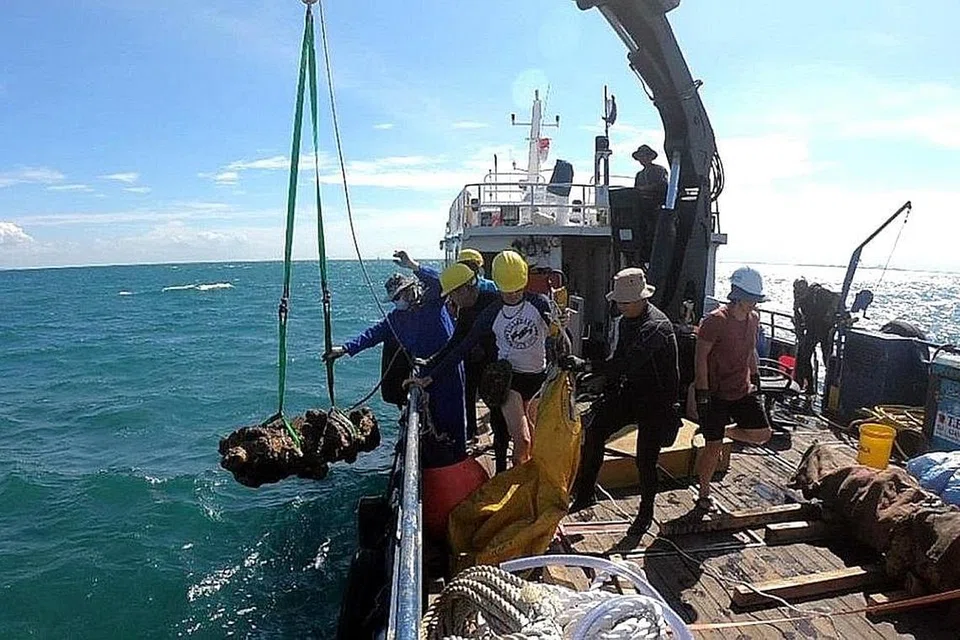 MERIAM: Di bangkai kapal kedua, sembilan meriam ditemui dan memerlukan kren untuk mengeluarkannya dari laut. Meriam seperti itu biasanya dipasang di kapal dagang yang digunakan oleh East India Company pada abad ke-18 dan awal abad ke-19 untuk pertahanan dan juga untuk memberi isyarat. - Foto-foto ISEAS-INSTITUT YUSOF ISHAK