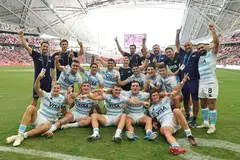 Argentina meraikan kemenangan trofi kejuaraan liga HSBC SVNS sulung mereka di Stadium Negara pada 5 Mei.