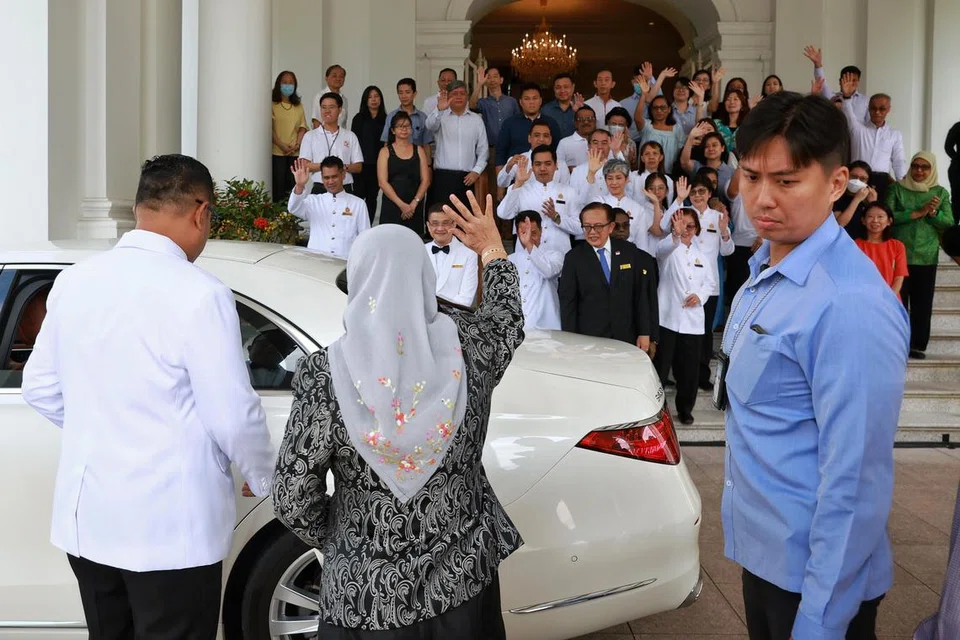 LAMBAIAN TERAKHIR: Presiden Halimah mengucapkan terima kasih dan melambai selamat tinggal kepada kakitangan Istana yang berasa sayu atas penamatan tempohnya sebagai Presiden. 