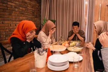 Ramadan adalah masa terbaik untuk muhasabah diri dan membuang sifat buruk dalam jiwa. Puasa juga bukan sekadar menahan diri daripada makan dan minum, bahkan juga melatih diri mengawal kemarahan dan hawa nafsu.