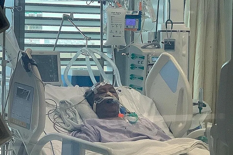 MASIH BERTARUNG NYAWA: Encik Abdul Rashid Sahari kini dirawat di Unit Penjagaan Rapi (ICU) Pusat Nasional Bagi Penyakit Berjangkit (NCID) di sini. Warga Singapura ini dijangkiti Covid-19 semasa bekerja di Jakarta bulan lalu. - Foto-foto ihsan HAIKEL FAHIM 