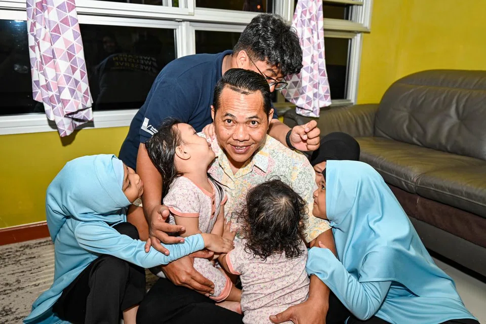 SAYANG AYAH: Encik Mustakeem (tengah) akui kini meluangkan lebih banyak masa bersama anak-anak. 