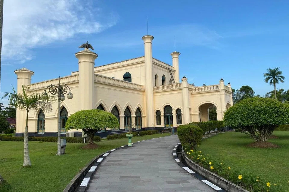 Istana Siak Sri Indrapura, bekas pusat pemerintahan kesultanan Melayu berpengaruh di Sumatera, kini menjadi destinasi pelancongan sejarah di Riau. Istana yang berfungsi sebagai muzium ini menyimpan pelbagai peninggalan Kesultanan Siak. Bangunan dua tingkat berbentuk silang ini menampilkan gabungan seni bina Melayu, Arab dan Eropah, dengan pilar bulat berhias burung garuda di setiap sudut serta pintu dan tingkap berkubah yang dilengkapi mozek kaca berwarna.