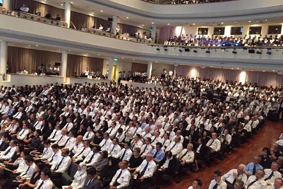 PENGHORMATAN TERAKHIR: Hadirin di UCC menantikan ketibaan jenazah mendiang Encik S R Nathan. - Foto THE STRAITS TIMES