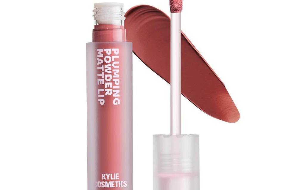 Gincu ‘Plumping Powder Matte Lip’ oleh Kylie Cosmetics dijual pada harga $35.