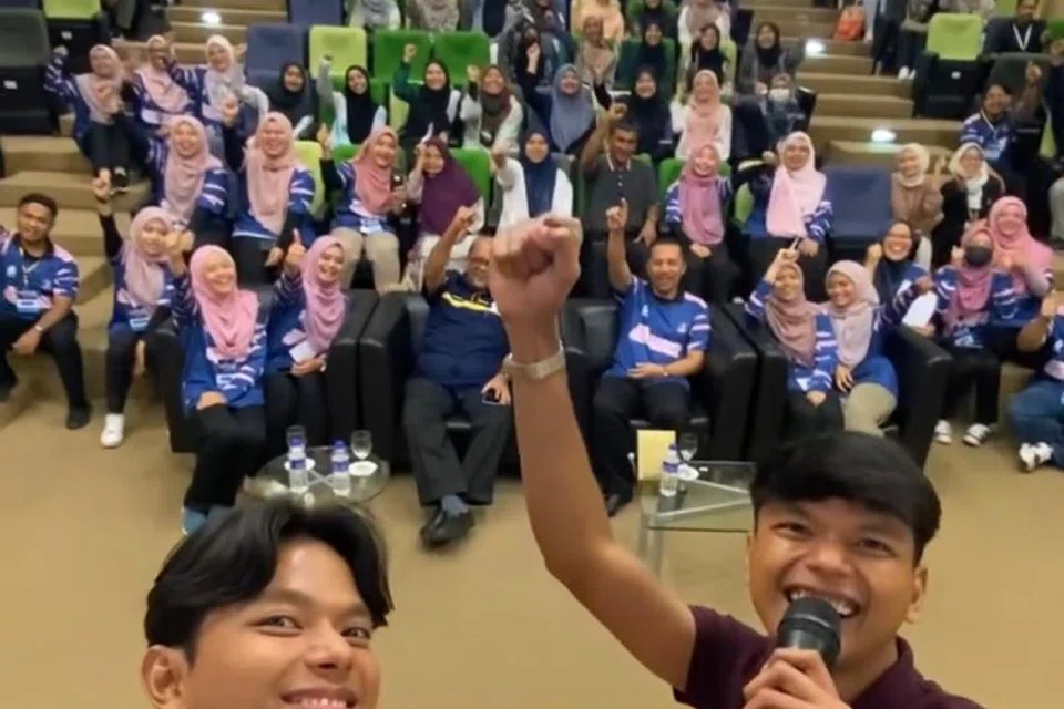 Amin (kanan) dan adiknya, Abid (kiri) merupakan pasangan kembar pempengaruh popular di Malaysia yang kini sering menerima jemputan menyampaikan motivasi kepada pelajar sekolah dan universiti di serata Malaysia.