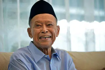 Allahyarham Othman Wok, mantan Menteri Hal Ehwal Masyarakat dan Anggota Kabinet pertama Singapura (gambar). 