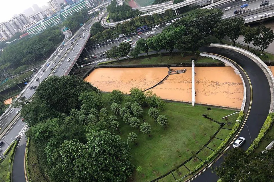 DIPENUHI AIR: Longkang besar di Boon Keng ini dipenuhi air yang berlumpur selepas hujan lebat petang tadi.
