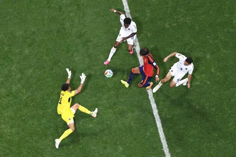 Penjaga gawang Cape Verde, Vozinha (kiri), menghalang percubaan bahaya penyerang Sepanyol, Ferran Torres (jersi merah) dalam aksi Kumpulan H Piala Dunia 2026 di Stadium Atlanta pada 16 Jun.