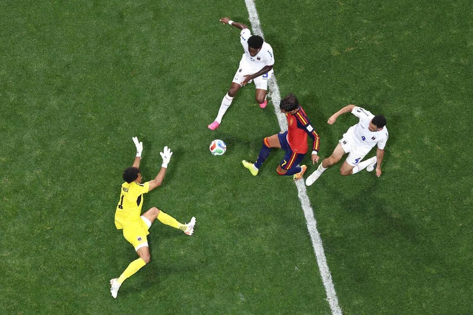 Penjaga gawang Cape Verde, Vozinha (kiri), menghalang percubaan bahaya penyerang Sepanyol, Ferran Torres (jersi merah) dalam aksi Kumpulan H Piala Dunia 2026 di Stadium Atlanta pada 16 Jun.