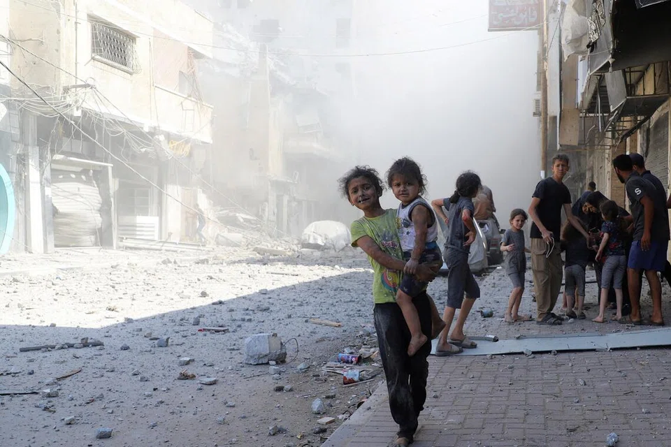 Kanak-kanak Palestin di tapak serangan tentera Israel di Bandar Gaza pada 26 September 2025.  