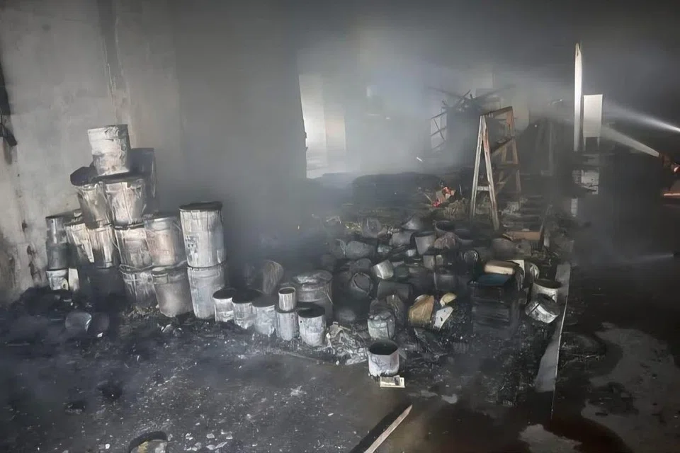 SCDF berkata kebakaran tersebut melibatkan tin cat warna dan palet kayu terletak di dalam unit perindustrian terletak di tingkat kedua.