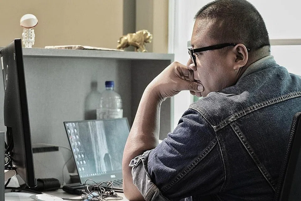 LEBIH POSITIF: Encik Sukaimi melihat banyak potensi pertumbuhan dalam syarikatnya kini dan berharap dapat memberi lebih banyak sumbangan supaya syarikatnya dapat memanfaatkan kemahiran beliau sepenuhnya apabila keadaan bertambah baik. - Foto ihsan SUKAIMI SUKRI