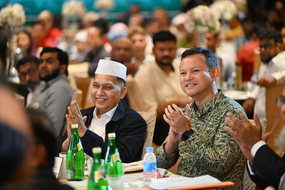 Pemangku Menteri Bertanggungjawab bagi Ehwal Masyarakat Islam, Encik Zaqy Mohamad (kanan) hadir di Majlis Sambutan Ulang Tahun ke-200 Masjid Bencoolen yang diadakan di Orchard Hotel pada 18 Oktober. Bersamanya adalah Naib Pengerusi Masjid Bencoolen, Encik Mohamed Abdul Jaleel (kiri).