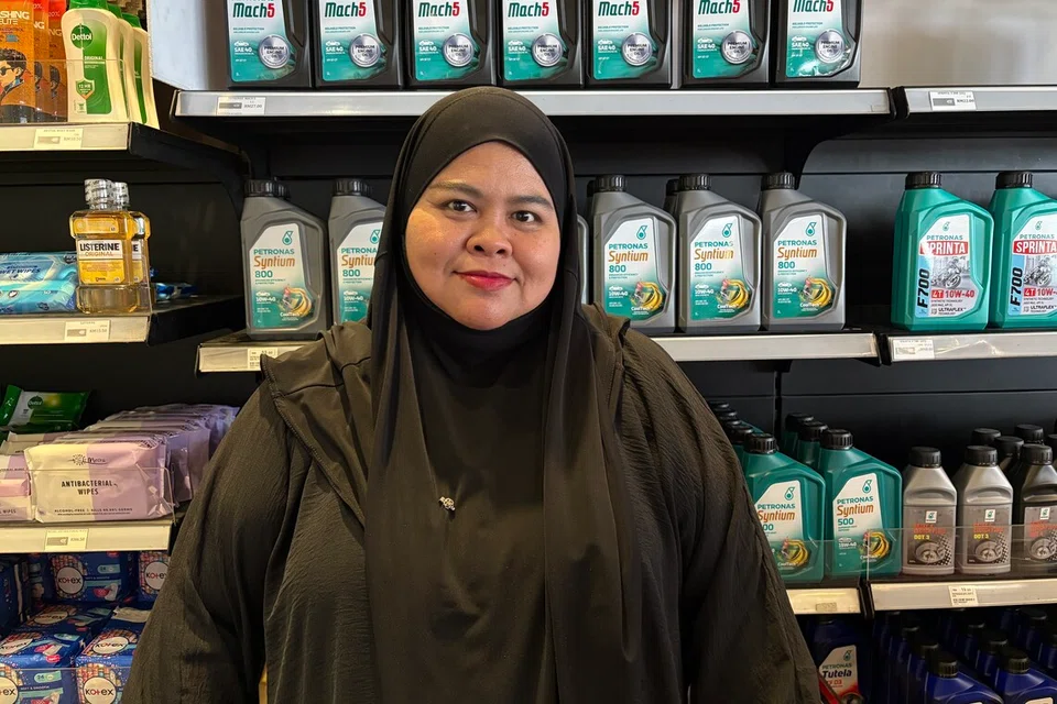 Pekerja stesen minyak Petronas di Sungai Besi, Kuala Lumpur, Cik Siti Rahayu Othman, 43 tahun.