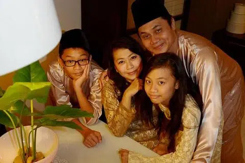 HIDUPKAN SEMANGAT GOTONG-ROYONG: Pelakon Awad Salim Ramli (kanan) membawa isterinya, Cik Mahdalina Mohd, dan anak kembarnya, Muhammad Danish dan Dhia Hannah, ke negara jiran bagi menyelami susah senang kehidupan kampung di dalam program 'Throwback: Balik Kampong'. - Foto TUKIMAN WARJI