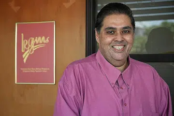 DIBERI PENGHARGAAN: Antara mereka yang menerima Anugerah Rakan Buruh (Bintang) tahun ini ialah Setiausaha Agung Kesatuan Guru-Guru Melayu Singapura (KGMS), Encik Abdul Malek Ahmad. Lebih 200 hadirin, termasuk pemimpin kesatuan dan rakan tiga pihak, menghadiri acara yang diadakan dalam dua sesi itu yang dihoskan oleh Presiden NTUC, Cik Mary Liew; dan Setiausaha Agung NTUC, Encik Ng Chee Meng, di Downtown East semalam. - Foto BH 