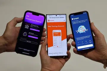 KEMUDAHAN PERBANKAN: Bank digital di sini dijangka terus berkembang pada 2024. Antara lain, ia memberi ganjaran kepada pelanggan yang berbelanja dan turut menawarkan produk yang sesuai dengan gaya hidup pelanggan. 