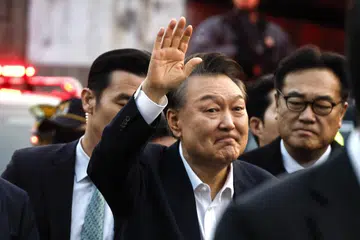Presiden Korea Selatan yang telah dipecat, Encik Yoon Suk Yeol tiba di hadapan kediamannya selepas dibebaskan daripada tahanan di Seoul pada 8 Mac.