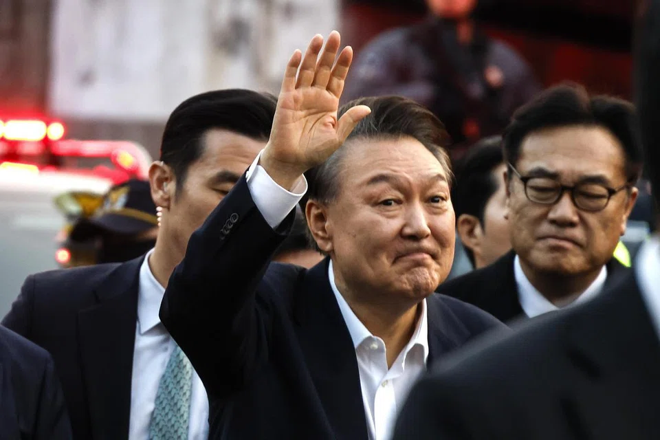 Presiden Korea Selatan yang telah dipecat, Encik Yoon Suk Yeol tiba di hadapan kediamannya selepas dibebaskan daripada tahanan di Seoul pada 8 Mac.