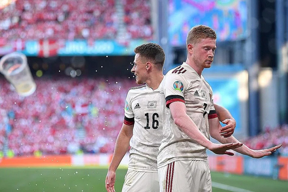 HORMAT ERIKSEN: De Bruyne (kanan) tidak menyambut berlebihan kejayaannya menjaringkan gol kemenangan Belgium ke atas Denmark dalam perlawanan di Stadium Parken di Copenhagen kelmarin, bagi menghormati pemain lawan Christian Eriksen yang mengalami serangan jantung. - Foto REUTERS