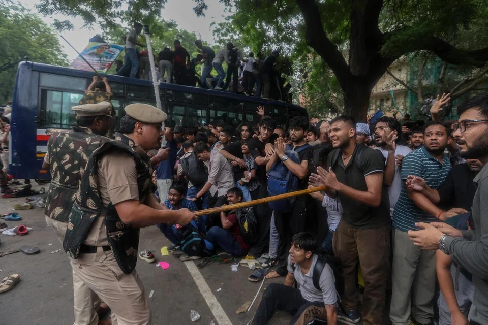 Polis India menggunakan belantan untuk menyuraikan penyokong gerakan Cockroach Janta Party (CJP) yang berarak menuju ke bangunan Parlimen di New Delhi pada 20 Julai. Ribuan penunjuk perasaan berhimpun bagi menuntut peletakan jawatan Menteri Pendidikan, Dharmendra Pradhan, susulan skandal kebocoran kertas peperiksaan serta mendesak pembaharuan menyeluruh terhadap sistem peperiksaan negara. Pertembungan antara polis dan penunjuk perasaan menyebabkan sekurang-kurangnya 180 orang cedera.