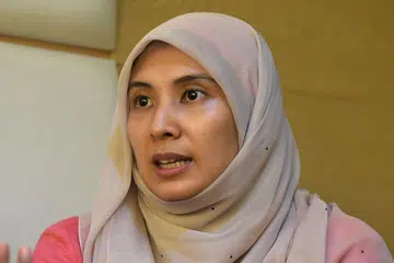CIK NURUL IZZAH: Peletakan jawatan jelas menunjukkan Nurul Izzah seorang yang berprinsip demi menegakkan kebenaran kerana sanggup melepaskan jawatan penting. - Foto Fail