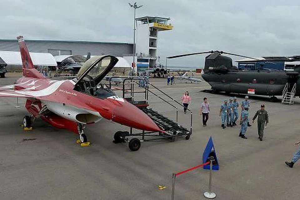 TERPAMPANG MEGAH: Jet pejuang F-16C Black Knights milik Angkatan Udara Republik Singapura (RSAF) dipamerkan buat julung-julung kalinya sempena Pameran Udara Singapura. - Foto-foto TUKIMAN WARJI
