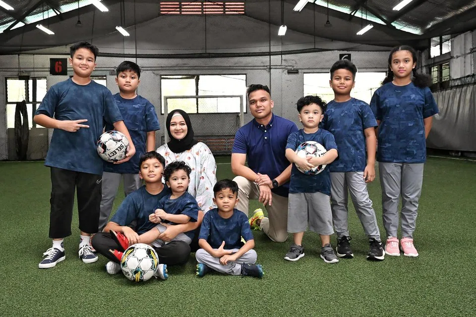 Encik Muhammad Aizuddin Maulud (empat dari kanan), 38 tahun, dan Sharifah Fashiha Syed Ali (bertudung), 36 tahun, mempunyai lapan anak (dari kiri) Muhammad Abbas, 12 tahun; Muhammad Adnan, 11 tahun; Muhammad Aasif, 13 tahun; Muhammad Ali, dua tahun; Muhammad Altaaf, lapan tahun; Muhammad Altamash, empat tahun; Muhammad Amsyar, sembilan tahun; dan Shamim, 10 tahun. 