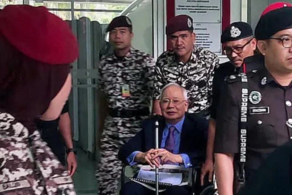 Bekas Perdana Menteri, Encik Najib Tun Razak, hadir di Mahkamah Tinggi Shah Alam, Selangor, pada 11 Oktober bagi perbicaraan kes saman fitnah terhadap bekas Peguam Negara, Tan Sri Tommy Thomas. 