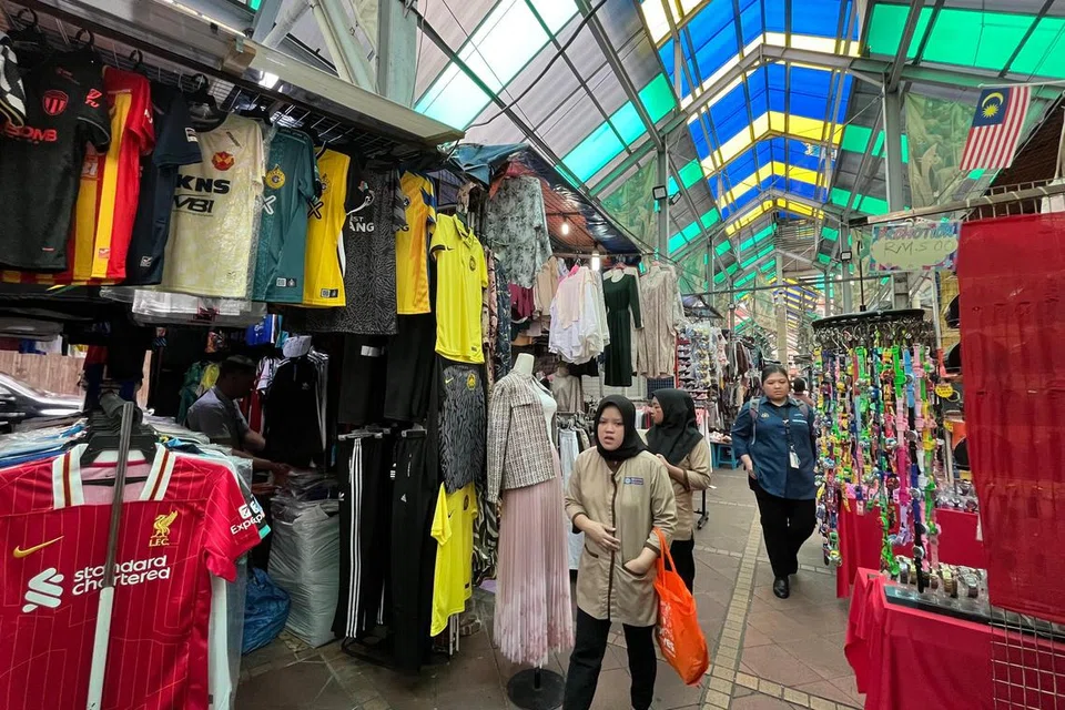 Deretan gerai di Jalan Masjid India, Kuala Lumpur, sepi daripada kunjungan pengunjung, walaupun pada cuti hujung minggu.