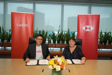 Pengasas bersama Carro, Encik Kelvin Chng (kiri), bersama ketua perbankan komersial, Asia Selatan dan Tenggara, HSBC, Cik Amanda Murphy, di majlis menandatangani pinjaman pada 20 Jun. 