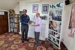 SUMBANGAN BERMAKNA: Anggota Parlimen bagi kawasan undi perseorangan (SMC) Bukit Batok, Encik Murali Pillai (kiri), menyumbangkan kurma 'Ajwa' untuk diagihkan kepada penerima bantuan sempena kedatangan Ramadan tahun ini, dengan Presiden MKAC, Encik Ameerali Abdeali, menerima sumbangan tersebut di ibu pejabat persatuan itu di Telok Kurau Road, pada Khamis lalu. - Foto BH oleh CHAIRUL FAHMY HUSSAINI