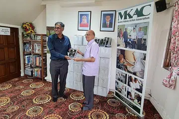 SUMBANGAN BERMAKNA: Anggota Parlimen bagi kawasan undi perseorangan (SMC) Bukit Batok, Encik Murali Pillai (kiri), menyumbangkan kurma 'Ajwa' untuk diagihkan kepada penerima bantuan sempena kedatangan Ramadan tahun ini, dengan Presiden MKAC, Encik Ameerali Abdeali, menerima sumbangan tersebut di ibu pejabat persatuan itu di Telok Kurau Road, pada Khamis lalu. - Foto BH oleh CHAIRUL FAHMY HUSSAINI