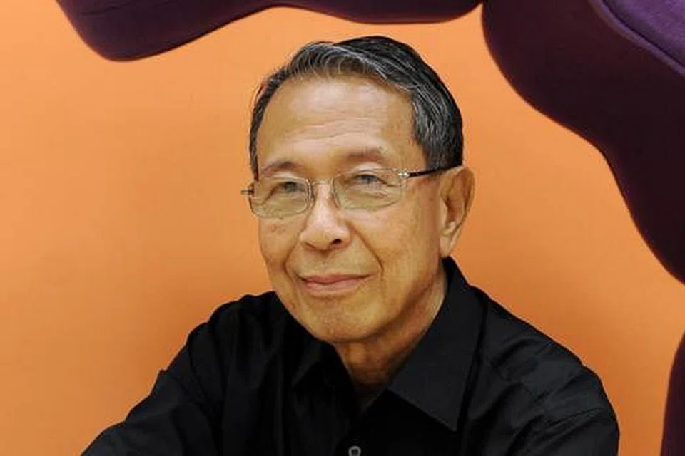 BANGGA: Cik Sarida Sannie dan Cik Sariyanti Sannie, anak-anak Allahyarham Sannie Abdul (gambar). - Foto TUKIMAN WARJI