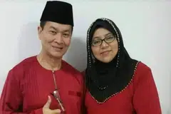 Bapa Aisyah Aziz, Encik Aziz Sapdan (kiri), dan ibunya, Cik Siti Hafizah Basharahil, dianggap dua orang yang banyak bersabar tetapi tidak putus berdoa dalam melihat anak-anak mengecapi kebahagiaan.