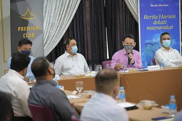 BINCANG BELANJAWAN: Encik Zaqy Mohamad (dua dari kanan) memberi respons kepada peserta dialog mengenai Belanjawan anjuran DPPMS dan Berita Harian semalam. Bersama beliau ialah (dari kiri, duduk sebaris) Timbalan Presiden DPPMS, Encik Abu Bakar Mohd Nor; Presiden DPPMS Encik Farid Khan; dan Timbalan Editor BH, Encik Nazry Mokhtar. - Foto BH oleh ONG WEE JIN