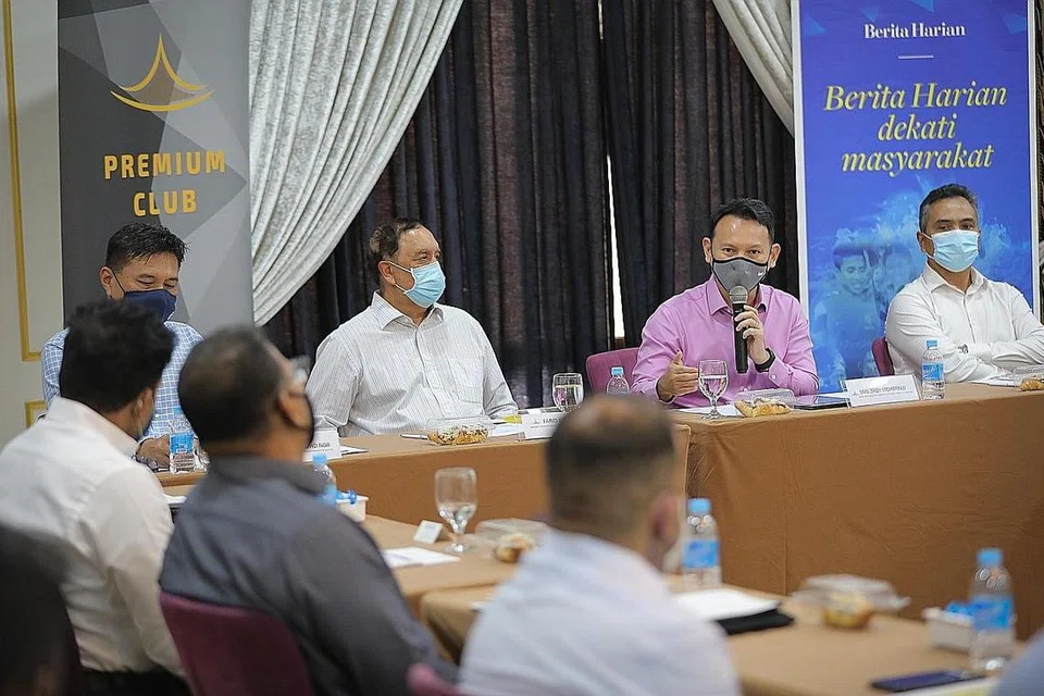 BINCANG BELANJAWAN: Encik Zaqy Mohamad (dua dari kanan) memberi respons kepada peserta dialog mengenai Belanjawan anjuran DPPMS dan Berita Harian semalam. Bersama beliau ialah (dari kiri, duduk sebaris) Timbalan Presiden DPPMS, Encik Abu Bakar Mohd Nor; Presiden DPPMS Encik Farid Khan; dan Timbalan Editor BH, Encik Nazry Mokhtar. - Foto BH oleh ONG WEE JIN