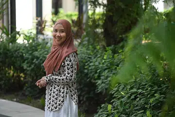 RAHSIA KEJAYAAN: Cik Nurulhuda Abd Majid menekankan pentingnya pengurusan masa dan perancangan jadual pengajian, kerja dan masa keluarga sewaktu beliau belajar sambil bekerja dahulu. - Foto BM oleh DESMOND FOO 