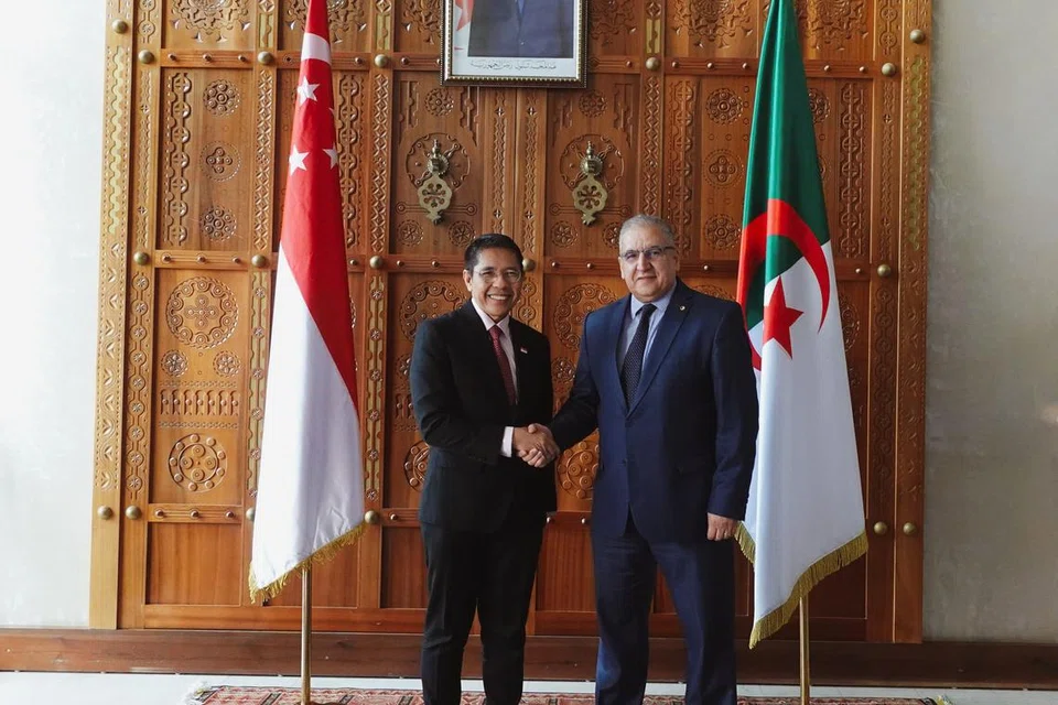KUKUH PERHUBUNGAN: Menteri di Pejabat Perdana Menteri, Dr Mohamad Maliki Osman, bersama Setiausaha Agung Kementerian Ehwal Luar dan Masyarakat Luar Negara Algeria, Encik Lounes Magramane.