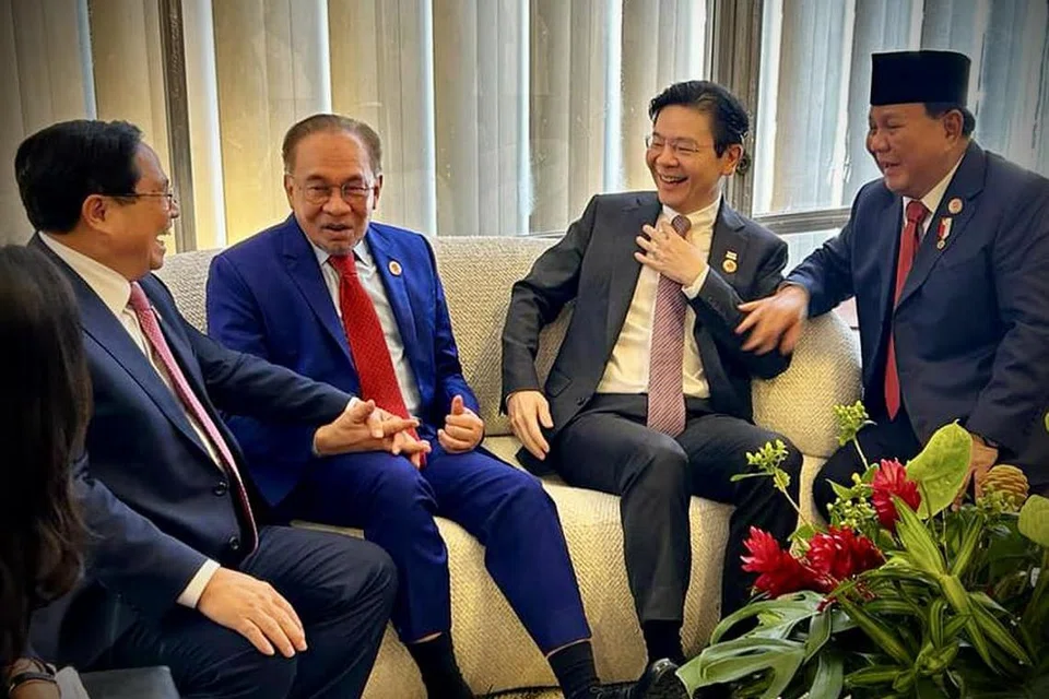 Perdana Menteri, Encik Lawrence Wong (dua dari kanan), bersama (dari kiri) Perdana Menteri Vietnam, Encik Pham Minh Chinh; Perdana Menteri Malaysia, Datuk Seri Anwar Ibrahim; dan Presiden Indonesia, Encik Prabowo Subianto.