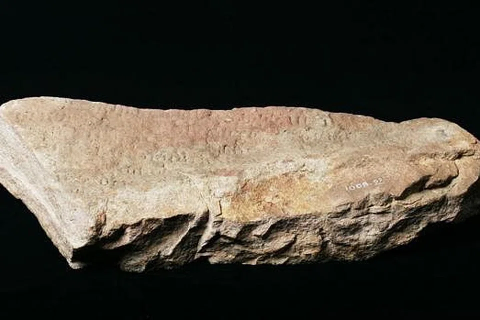  BATU BERSEJARAH: Seketul batu pasir merah dengan ukiran tulisan purba paling awal di Singapura telah ditemui pada 1819 di muara Sungai Singapura berhampiran Hotel Fullerton yang ada sekarang. - Foto MUZIUM NEGARA SINGAPURA